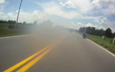 Video: Môtô đâm vào xe tải nát vụn